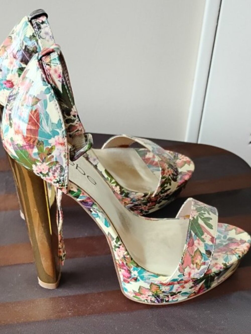 Like New Bebe floral platform with gold heel ankle strap sandal size 6
